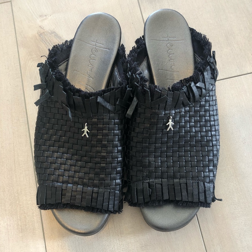 HENRY BEGUELIN leather woven slides